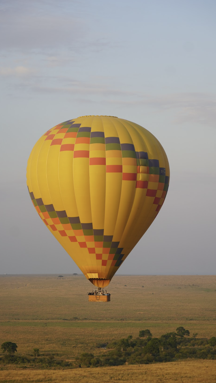 Globo aerostático al amanecer sobre Masái Mara