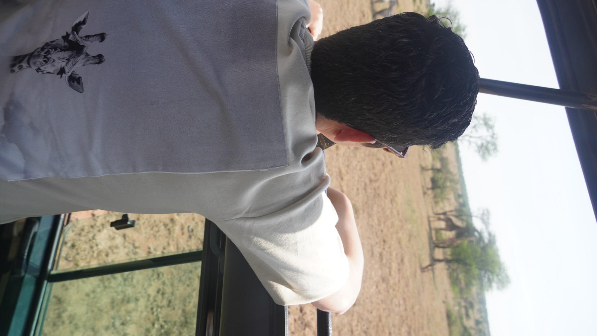 Viajeros de pie en un vehículo de safari